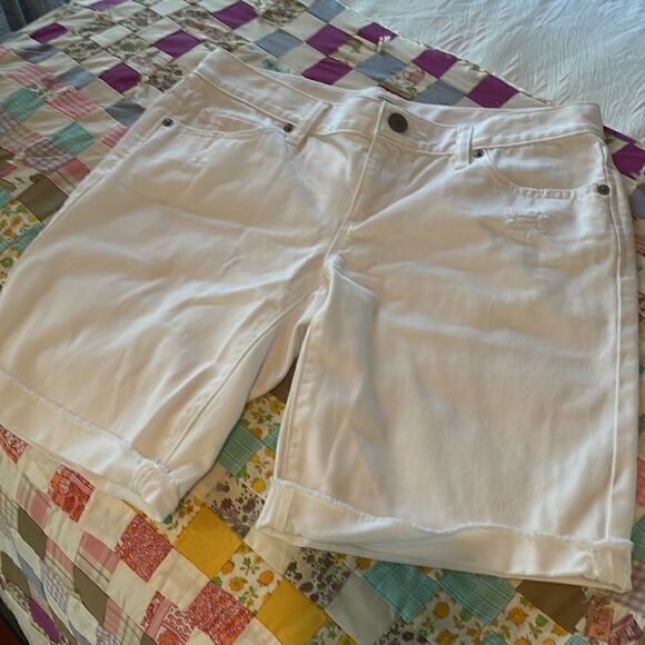 Loft Cut Off Frayed White Denim Roll Shorts Size 26/2 - NWOT - Picture 2 of 10